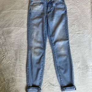 GOOD AMERICAN light wash jeans. So cute!